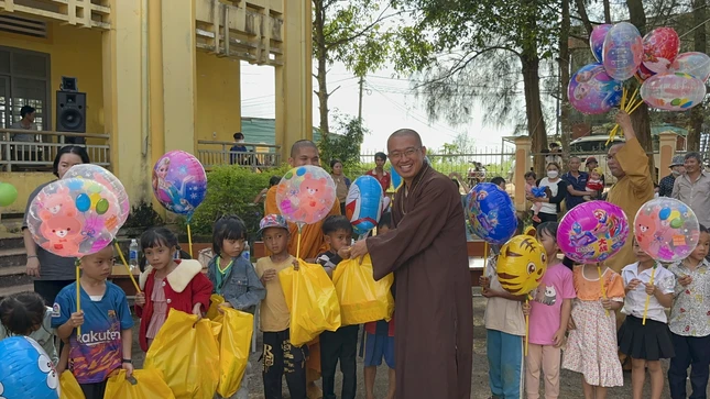 Tặng quà trung thu đến các em nhỏ