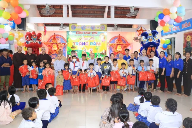 Chùa Giác Tôn tặng quà trung thu cho các em học sinh