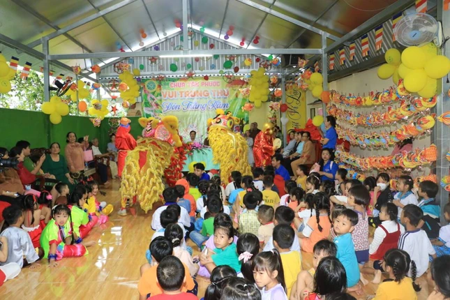 Các em thiếu nhi tham dự chương trình trung thu tại chùa Tân Phước