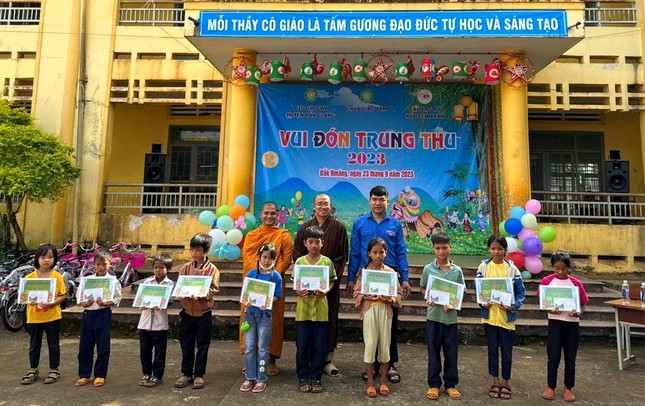 Trao học bổng "Cùng em đến trường"