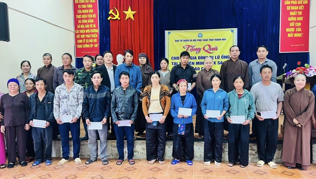 Trao quà đến các gia đình bị ảnh hưởng nặng nề do mưa lũ