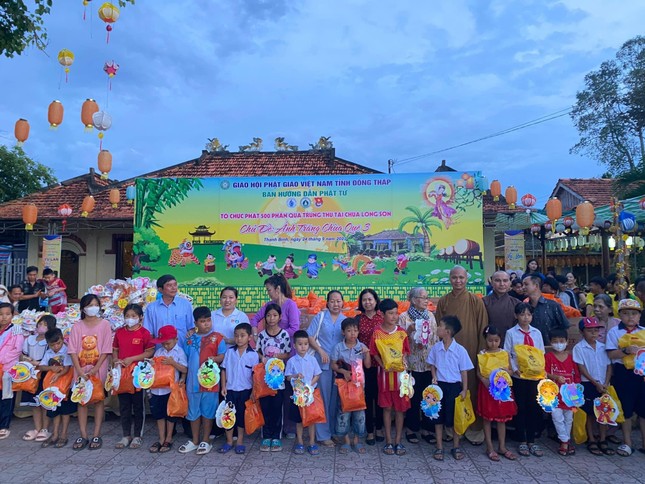 Các em tham dự và nhận quà trung thu tại chương trình "Ánh trăng chùa quê"