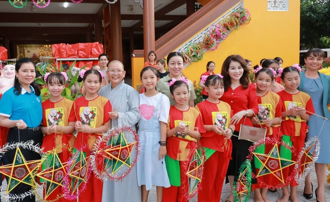 Các em vui đón Tết Trung thu tại chùa Sùng Hưng