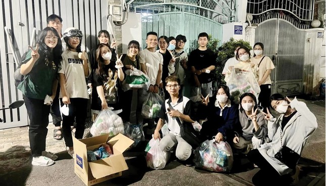 Nhóm Thiện Tâm do giảng viên trẻ Hoàng Viết Hiền đứng đầu, quy tụ các bạn sinh viên tham gia tình nguyện, gieo yêu thương cho cuộc sống và nuôi dưỡng lòng từ nơi các bạn - Ảnh: NVCC