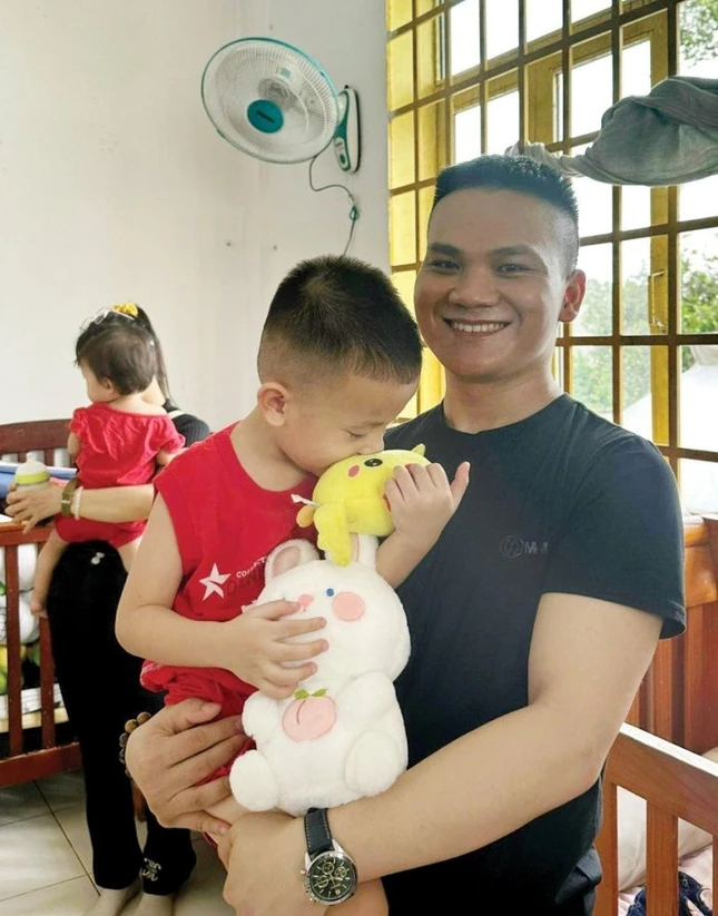 ThS.Hoàng Viết Hiền gần gũi, ân cần với các bạn nhỏ khi làm thiện nguyện cùng Thiện Tâm - Ảnh: NVCC