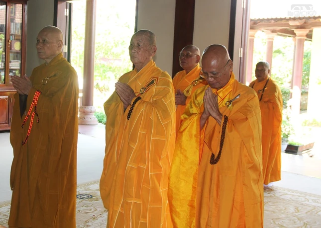 Chư tôn giáo phẩm đảnh lễ tưởng niệm