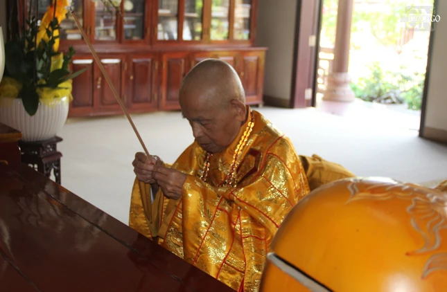 Trưởng lão Hòa thượng Thích Đức Thanh thành kính dâng hương tưởng niệm