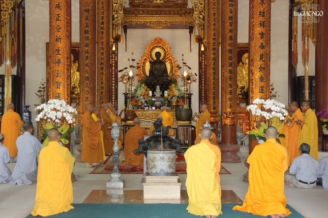 Chư tôn đức cử hành lễ cúng ngọ tại chánh điện tổ đình Từ Đàm