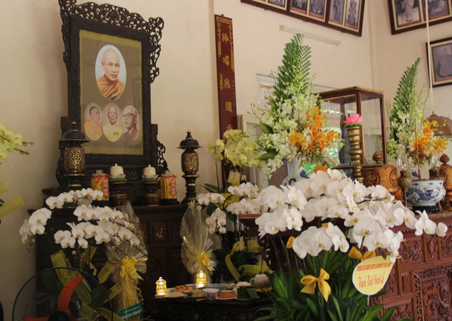 Hương án tưởng niệm Trưởng lão Hòa thượng Thích Thiện Siêu cùng chư tôn Hòa thượng tại Tổ đường tổ đình Từ Đàm