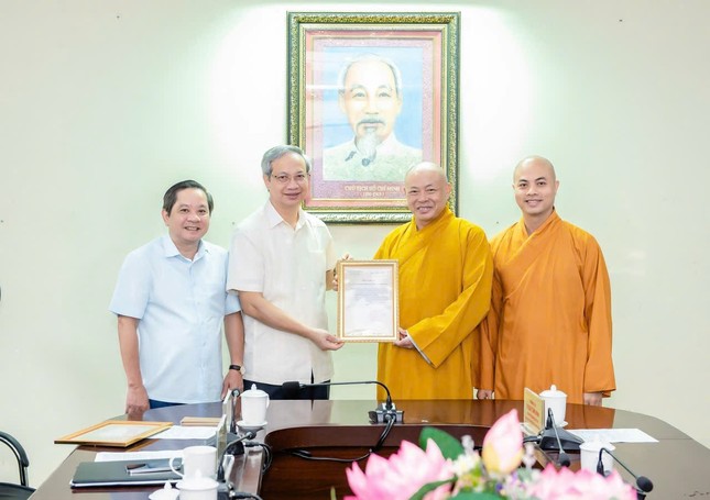 Lãnh đạo Ủy ban MTTQVN tỉnh Thanh Hóa trao thư cảm ơn đến Ban Trị sự GHPGVN tỉnh