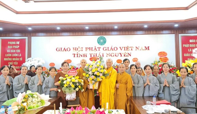 Đại diện chư hành giả và đạo tràng Phật tử dâng hoa mừng khánh tuế hạ lạp chư tôn đức