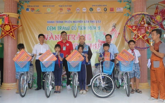 Trao quà cho các em học sinh nghèo vượt khó