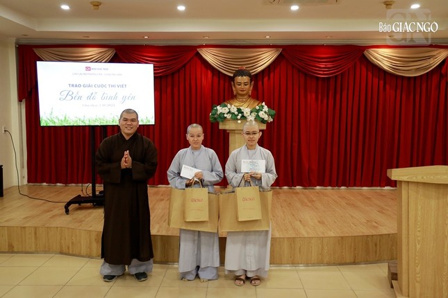 Đại đức Thích Nguyên Tài trao giải Khuyến khích và giải Độc giả yêu thích Đại đức Thích Nguyên Tài trao giải Khuyến khích và giải Độc giả yêu thích