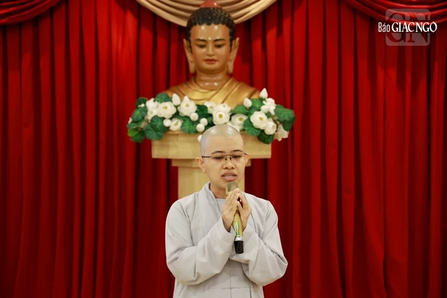 Sư cô Thích nữ Diệu Trí, tác giả của tác phẩm "Ước mơ của mẹ" đoạt giải Khuyến khích chia sẻ tại buổi lễ Sư cô Thích nữ Diệu Trí, tác giả của tác phẩm "Ước mơ của mẹ" đoạt giải Khuyến khích chia sẻ tại buổi lễ