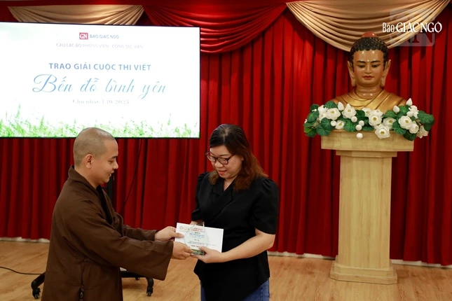 Đại đức Thích Nguyện Truyền trao giải Nhì cuộc thi đến chị Bùi Thị Kim Loan Đại đức Thích Nguyện Truyền trao giải Nhì cuộc thi đến chị Bùi Thị Kim Loan