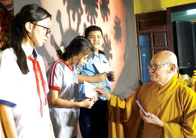 Hòa thượng Thích Thiện Nghĩa tận tay trao học bổng cho các em