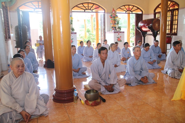 Ni trưởng trụ trì chùa Tân Bửu cùng Phật tử lắng nghe thời pháp thoại