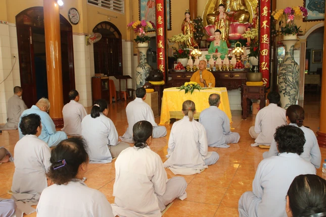 Thượng tọa Thích Giác Nguyên chia sẻ Phật pháp với đạo tràng Phật tử chùa Tân Bửu