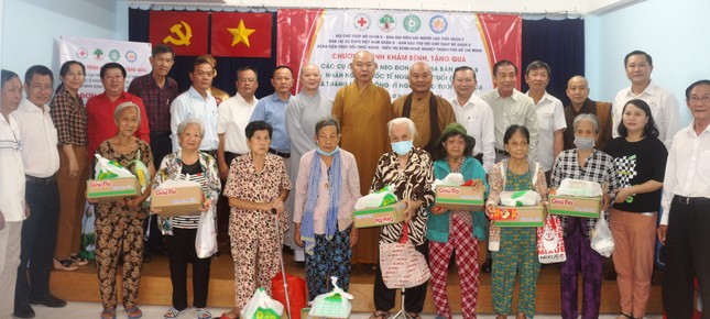 Tặng quà đến người cao tuổi trên địa bàn Q.8, TP.HCM