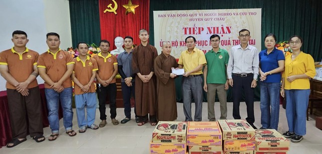 Thông qua Ủy ban MTTQVN H.Quỳ Châu, chùa Cổ Am cũng đã gửi những phần quà đến bà con