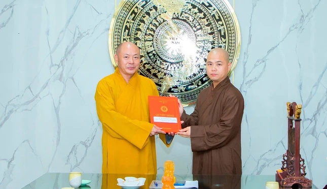 Trao quyết định bổ nhiệm Đại đức Thích Nguyên Từ giữ chức vụ Phó Chánh Thư ký Ban Trị sự GHPGVN tỉnh