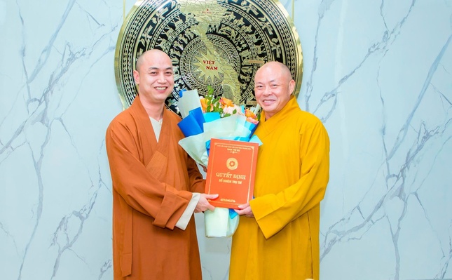 Thượng tọa Thích Tâm Minh, Phó Trưởng ban Trị sự GHPGVN tỉnh trao quyết định bổ nhiệm Thượng tọa Thích Tâm Định kiêm nhiệm trụ trì chùa Rồng