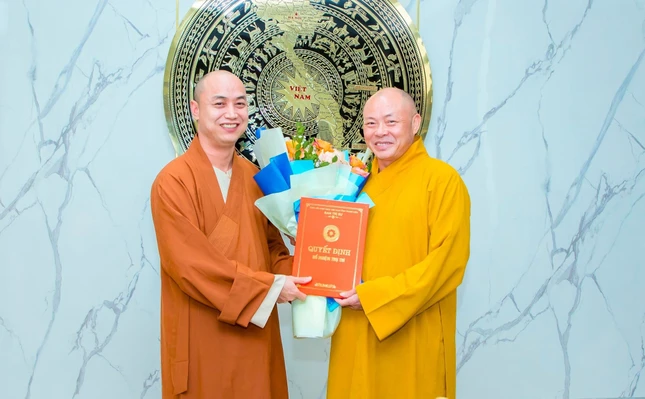 Thượng tọa Thích Tâm Minh, Phó Trưởng ban Trị sự GHPGVN tỉnh trao quyết định bổ nhiệm Thượng tọa Thích Tâm Định kiêm nhiệm trụ trì chùa Rồng