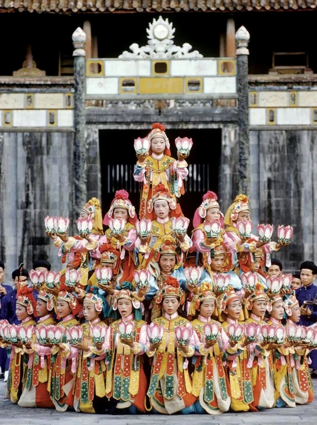 Vũ khúc “Lục cúng hoa đăng” do đội Ba Vũ trình diễn - Ảnh: John Dominis