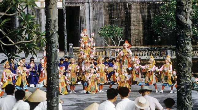 "Lục cúng hoa đăng" được trình diễn trong không gian Hoàng thành Huế vào năm 1961 - Ảnh: John Dominis