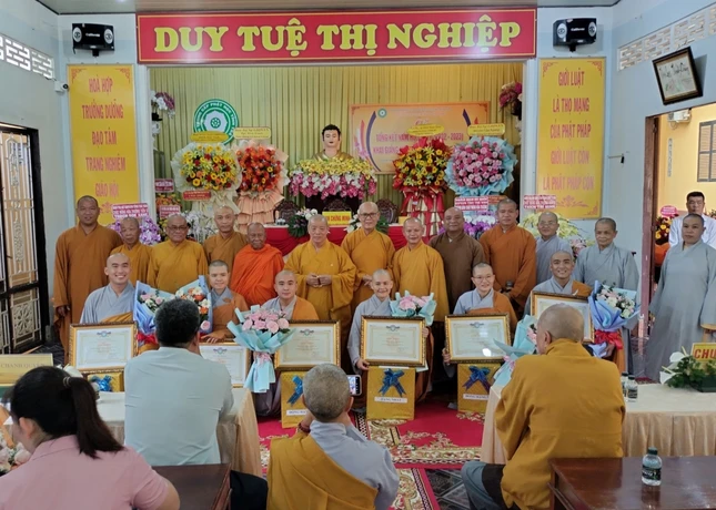 Tặng Giấy khen đến các Tăng Ni sinh có thành tích cao trong học tập