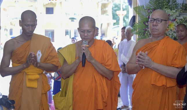 Thượng tọa Trần Văn Tha đại lao Ban Tổ chức tri ân các đoàn viếng thăm