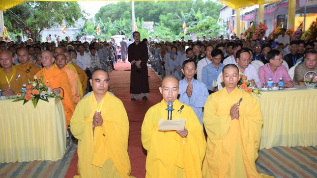 Đại đức Thích Đăng Minh dâng lời phát nguyện