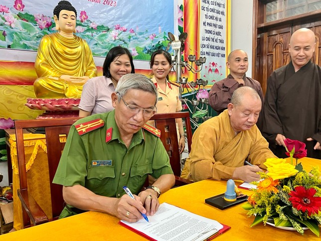 Hòa thượng Thích Chúc Thọ và Thượng tá Võ Văn Nguyện đã đại diện ký kết kế hoạch phối hợp hoạt động