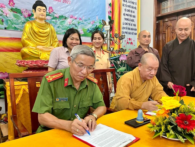 Hòa thượng Thích Chúc Thọ và Thượng tá Võ Văn Nguyện đã đại diện ký kết kế hoạch phối hợp hoạt động Hòa thượng Thích Chúc Thọ và Thượng tá Võ Văn Nguyện đã đại diện ký kết kế hoạch phối hợp hoạt động