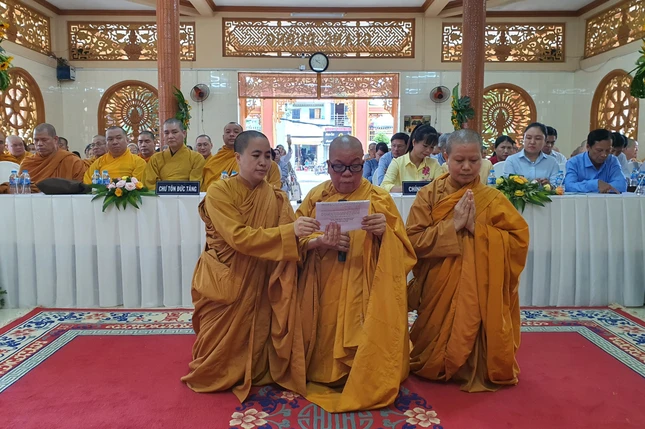 Sư cô Thích nữ Tùng Liên dâng lời phát nguyện