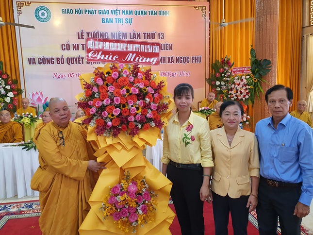 Đại diện lãnh đạo Q.Tân Bình tặng hoa chúc mừng