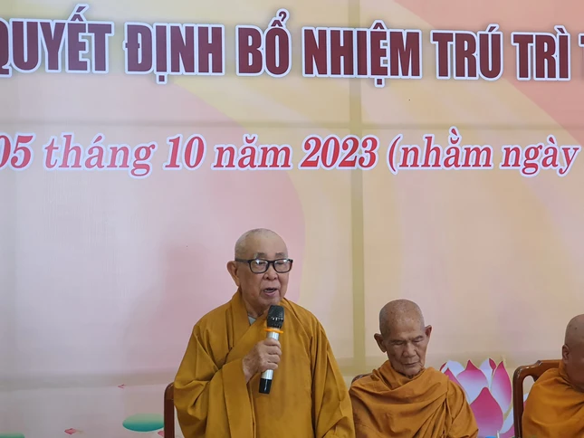 Trưởng lão Hòa thượng Thích Như Tín ban đạo từ