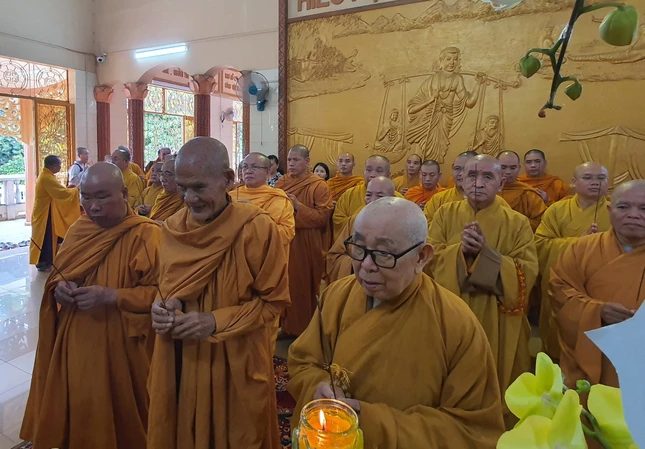 Chư tôn giáo phẩm thắp hương tưởng niệm cố Ni trưởng Thích nữ Thinh Liên