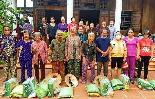 Trao quà đến người già neo đơn, các hộ có hoàn cảnh khó khăn
