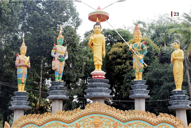 Tượng Đức Phật và các vị Thiên chủ trong chùa Kà Ốt