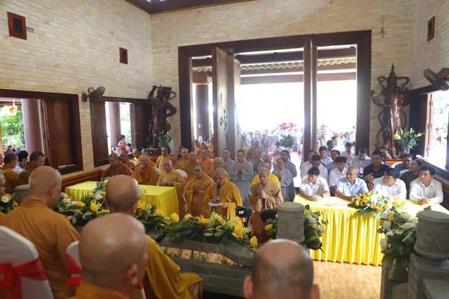 Đại đức Thích Thuận Đức, tân trụ trì chùa Liên Hoa dâng lời phát nguyện Đại đức Thích Thuận Đức, tân trụ trì chùa Liên Hoa dâng lời phát nguyện