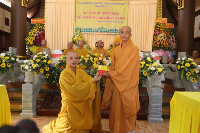 Đại đức Thích Pháp Thông trao con dấu chùa Liên Hoa đến Đại đức tân trụ trì lưu giữ Đại đức Thích Pháp Thông trao con dấu chùa Liên Hoa đến Đại đức tân trụ trì lưu giữ