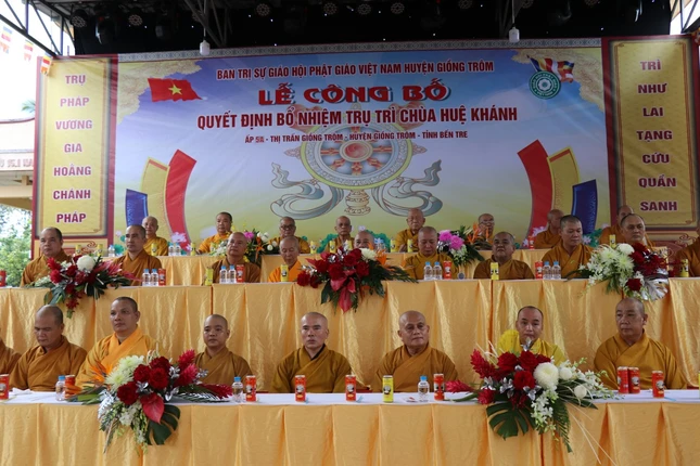 Chư tôn giáo phẩm chứng minh buổi lễ Chư tôn giáo phẩm chứng minh buổi lễ