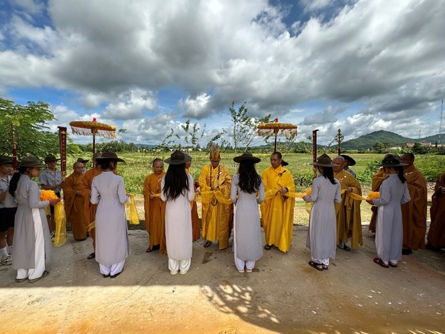 Cắt băng khánh thành cổng Tam quan