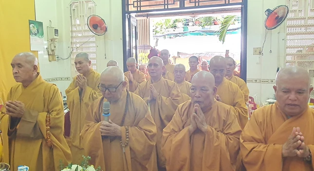 Chư tôn giáo phẩm nhất tâm cầu nguyện