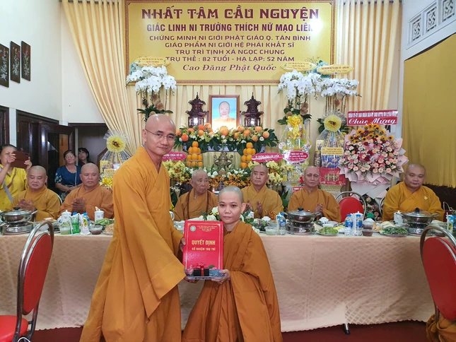 Thượng tọa Thích Thiện Quý trao quyết định bổ nhiệm trụ trì tịnh xá Ngọc Chung đến Sư cô Thích nữ Liên Cầu