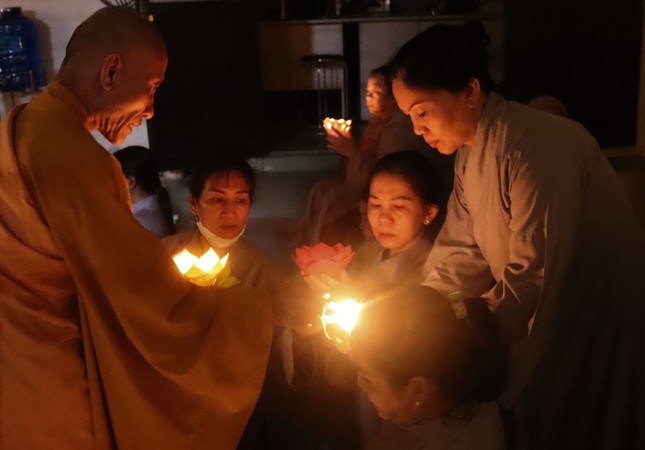 Thắp nến tưởng niệm