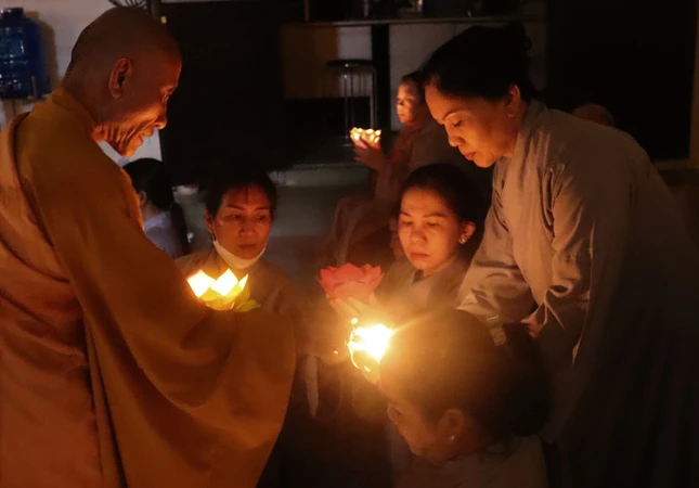 Thắp nến tưởng niệm