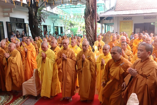 Thành kính tưởng niệm