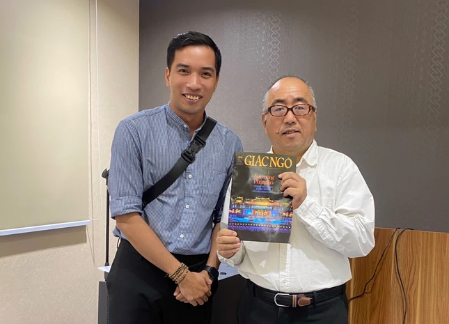 Tác giả Lương Hoàng tặng Báo Giác Ngộ đến Tiến sĩ Shine Toshihiko, Tùy viên Văn hóa Đại sứ quán Nhật Bản tại Việt Nam